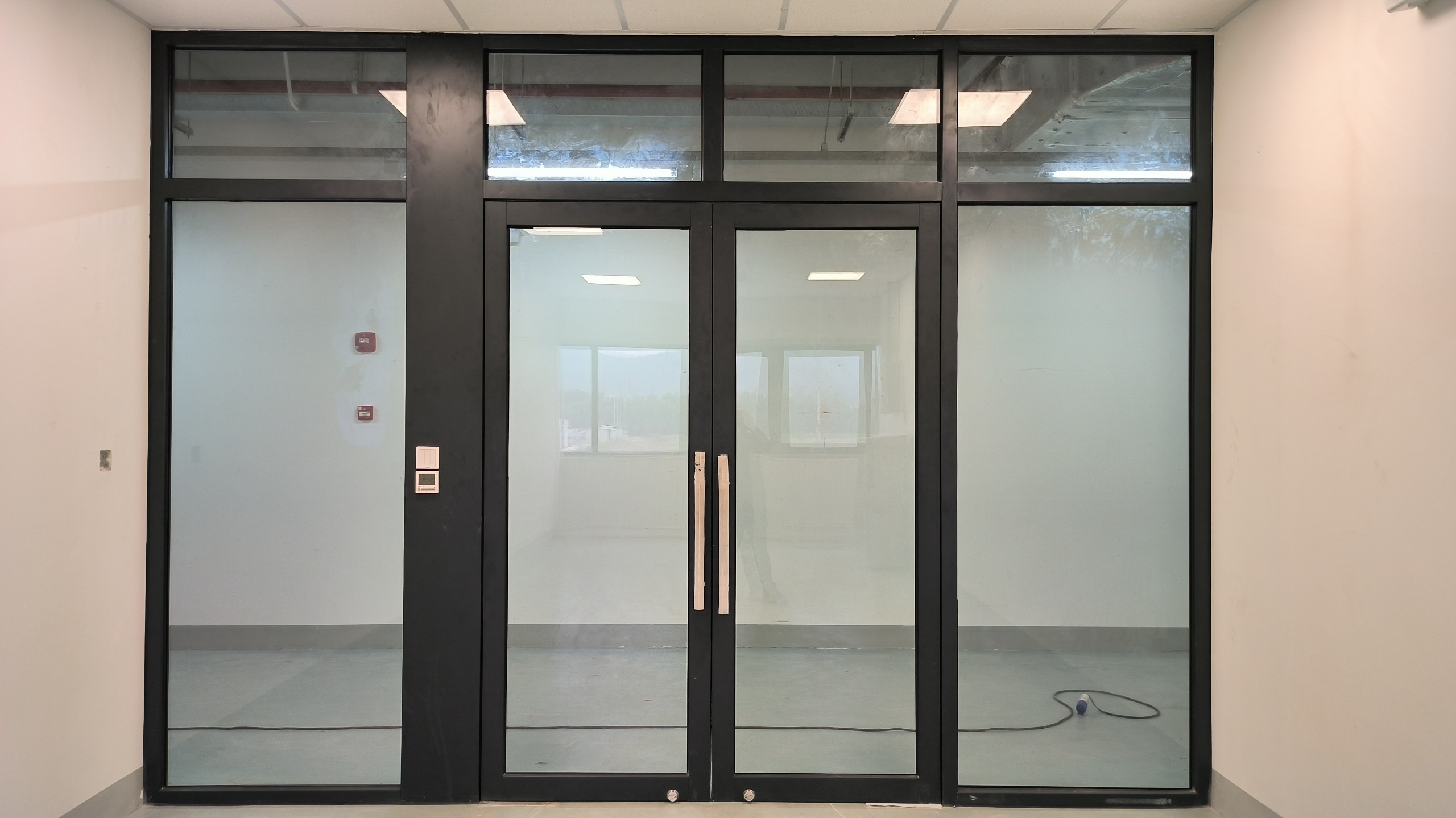 Hình ảnh cửa và vách kính – Trường tiểu học Phương Liên